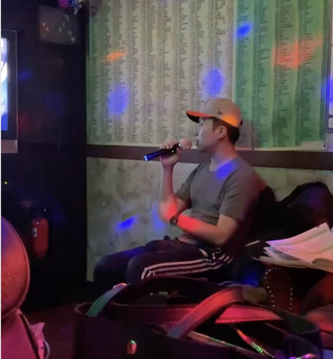 Eungul mid-ballad at the noraebang